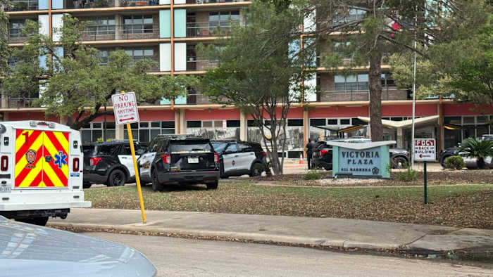 Het kantoor van ME identificeert het schot van de mens, gedood in het appartementencomplex in de binnenstad