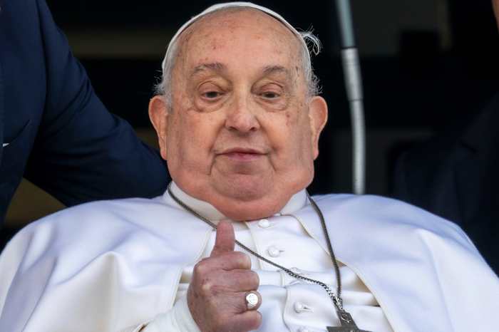 Het werk van Pope tijdens herstel omvat het opruimen van pad voor heiligen uit Venezuela, Papoea -Nieuw -Guinea