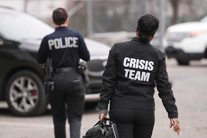 Hoe de politie van Philadelphia is gebaseerd op persoonlijke ervaringen om te reageren op crises voor geestelijke gezondheidszorg