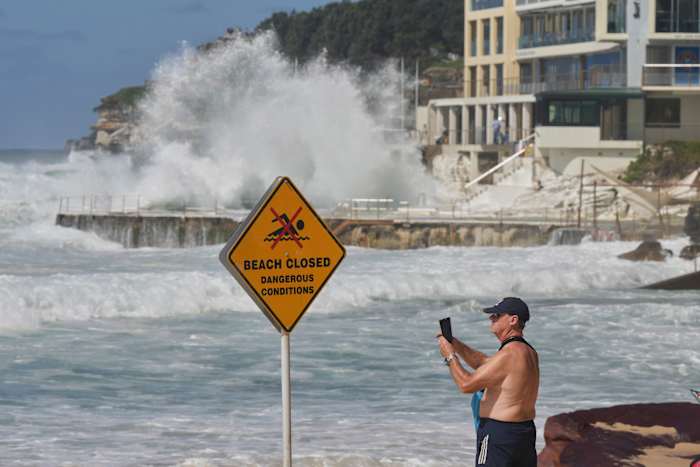 Hoge golven veroorzaken schade aan de waterkant van Sydney