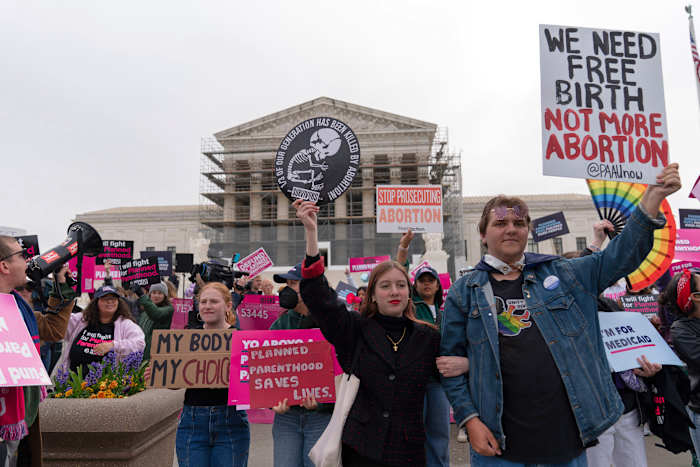 Hooggerechtshof lijkt verdeeld over de vraag of staten de financiering van de geplande ouderschap kunnen afsnijden