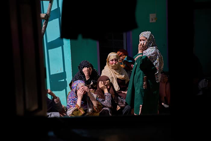 Indiase functionarissen zeggen dat troepen brand hebben uitgewisseld met Pakistaanse soldaten in betwiste Kasjmir