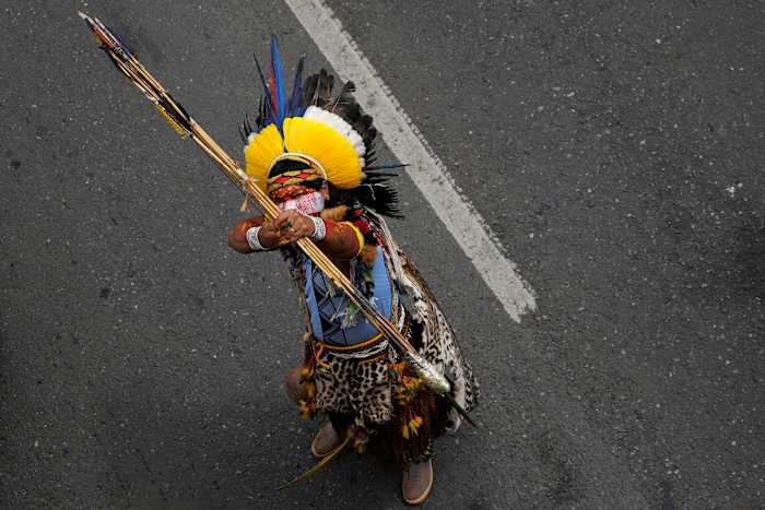 Inheemse mars in Brazilië om te eisen dat er meer land wordt gereserveerd voor hun rentmeesterschap