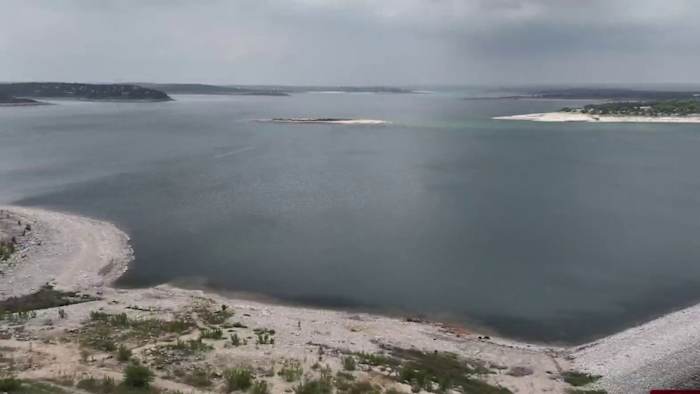 Is Canyon Lake half leeg of half vol? Bedrijfseigenaar zegt dat het zinken van waterniveau een zilveren voering heeft