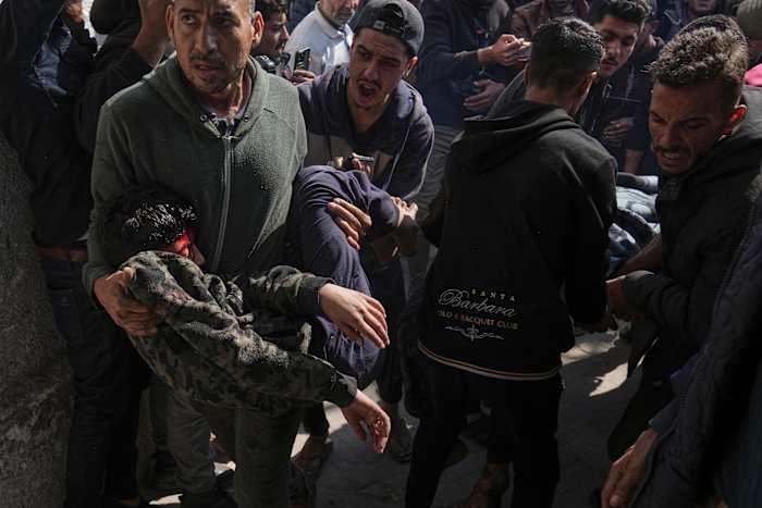 Israël snijdt Gaza's zuidelijke stad Rafah af en belooft 'krachtig' uit te breiden op het grondgebied