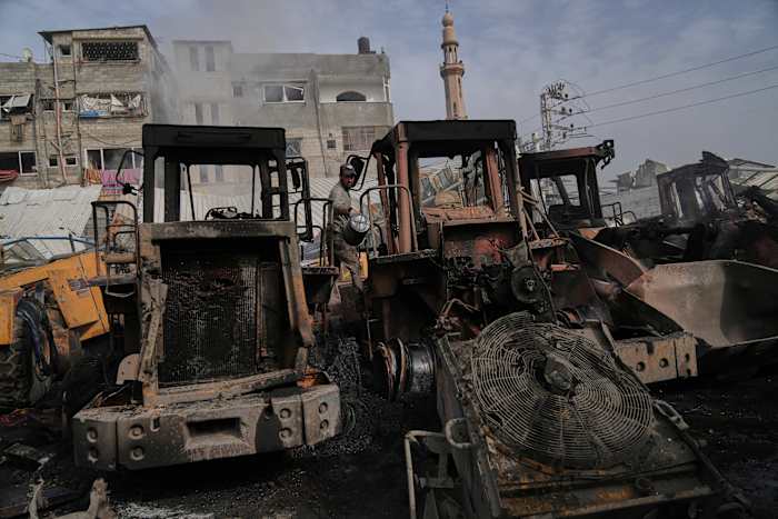 Israëlische stakingen doden 14 in Gaza en vernietigen zwaar materieel dat nodig is om puin vrij te maken