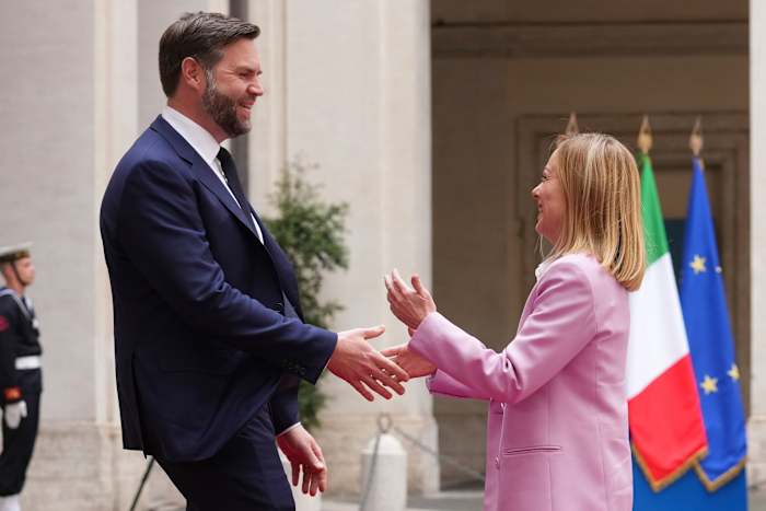 JD Vance bezoekt Italië voor tariefbesprekingen en woont een goede vrijdagdienst bij in het Vaticaan