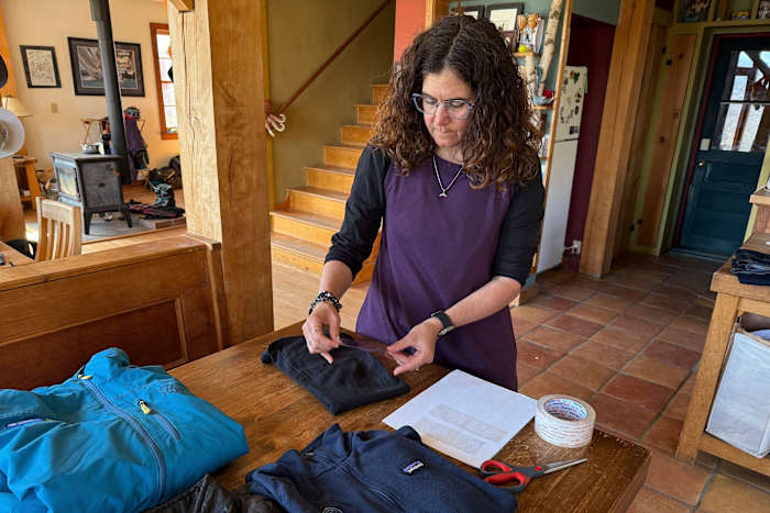 Je kleren werpen stukjes plastic af. Dit is wat mensen eraan doen deze Earth Day