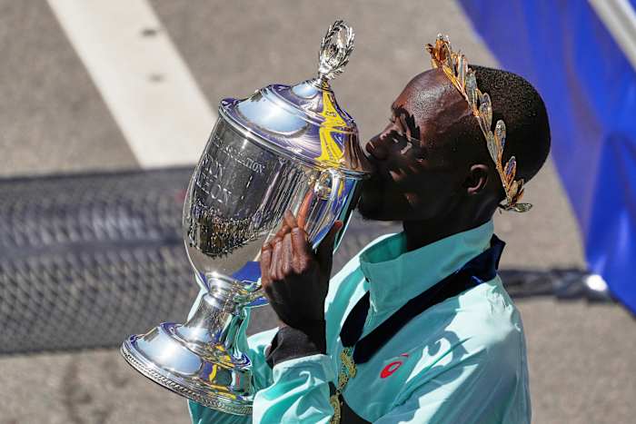 John Korir van Kenia volgt het advies van Brother aan de Boston Marathon -titel van mannen, plaats in de geschiedenis