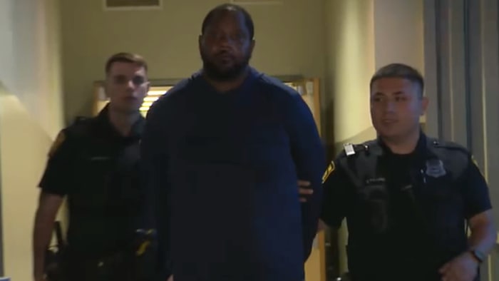 Judson ISD -assistent -coach gearresteerd, beschuldigd van het lokken van studenten om expliciete afbeeldingen en berichten te verzenden, zegt SAPD