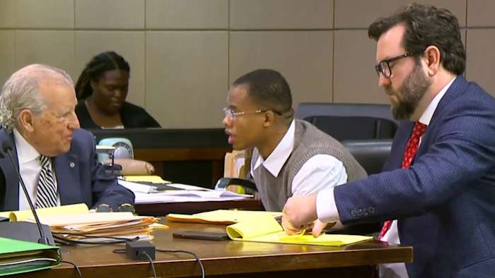 Juryleden bekijken plaats delict scene bewijsmateriaal op dag 3 van Taymor McIntyre's Capital Murder Trial