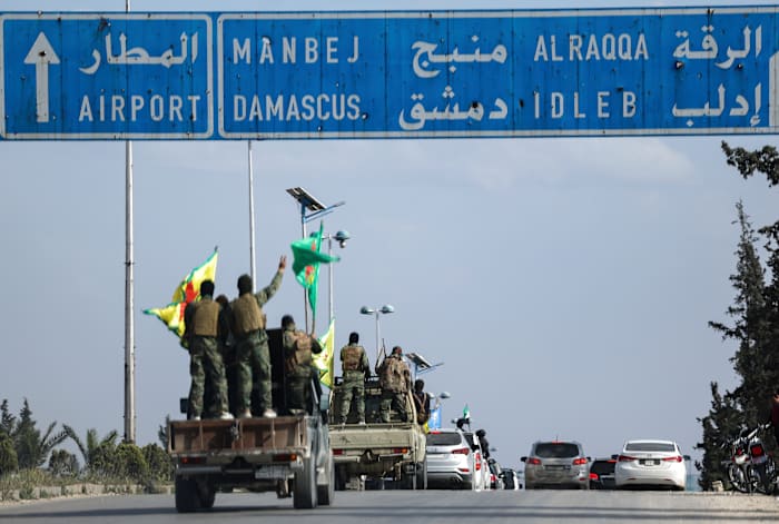 Koerdische jagers verlaten Northern City in Syrië als onderdeel van deal met de centrale regering