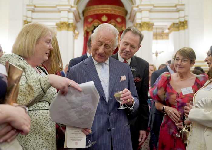 Koning Charles III zegt dat zijn kankerreis het beste van de mensheid in focus heeft gebracht