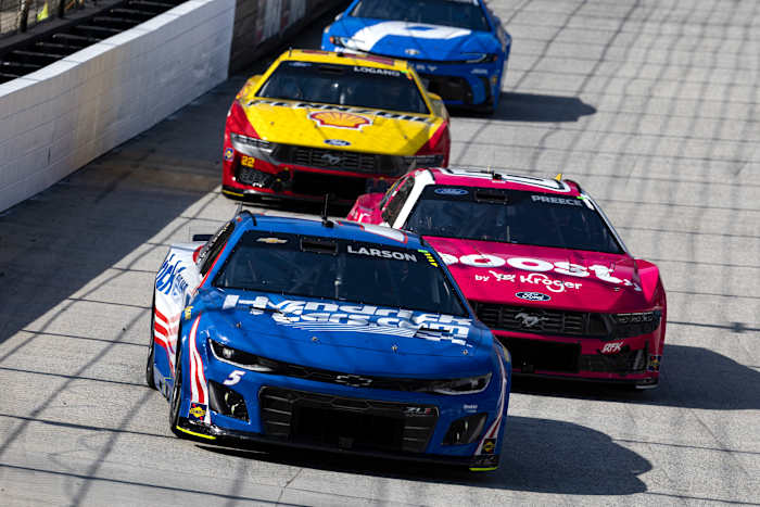 Kyle Larson en Denny Hamlin vernieuwen rivaliteit in Bristol met hun zevende 1-2 finish