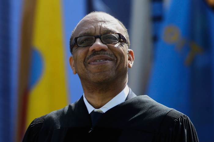 Lange tijd Washington Post -columnist Eugene Robinson vertrekt. Hij citeerde het nieuwe redactionele beleid van Bezos