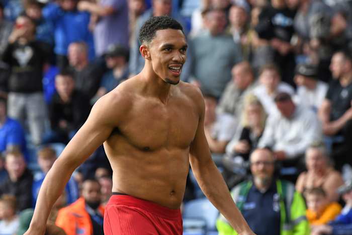 Liverpool heeft nog een overwinning nodig om de Premier League-titel veilig te stellen na het verslaan van Leicester 1-0