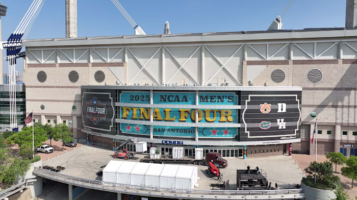 Los Angeles Clippers 'Eric Smith noemde 2025 Final vier openbare omroeperden 2025