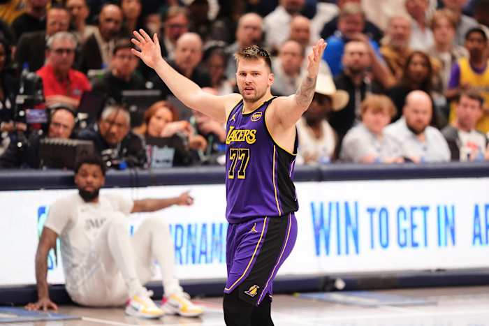 Luka Doncic scoort 45 punten in Dallas terugkeren als Lakers playoff-plek afsluiten met 112-97 overwinning
