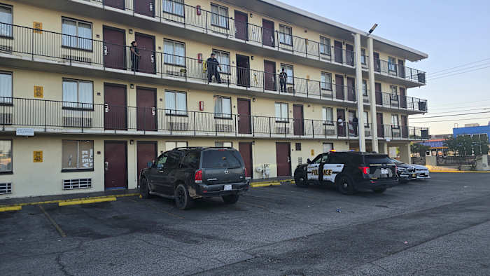 ME's kantoor identificeert de mens fataal geschoten in het noordoostkant hotel na het beantwoorden van klop op de deur