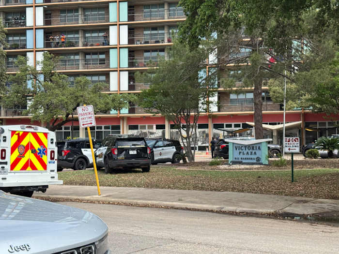 Man fataal neergeschoten, een andere gewond bij het neersteken in het appartementencomplex in de binnenstad, zegt SAPD