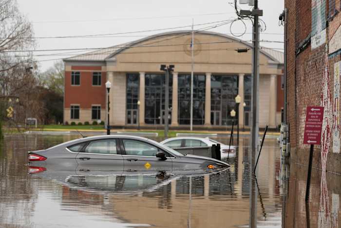 Meer hevige regen en flitsoverstromingen verwacht in zwaar in water geslagen zuid en Midwest