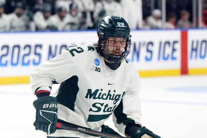 Michigan State aanvaller Isaac Howard wint Hobey Baker Award als topspeler van College Hockey