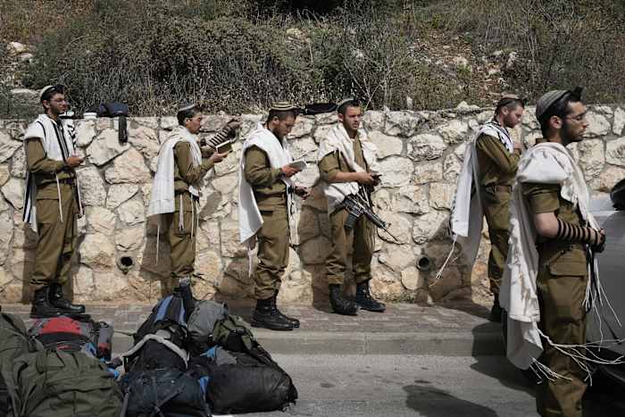 Midden -Oosten laatste: Israëlische stakingen doden 12 's nachts in Gaza, inclusief kinderen
