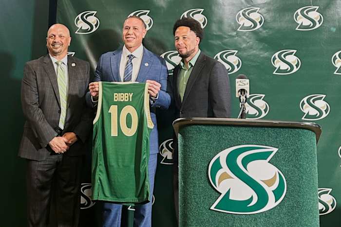 Mike Bibby brengt de zonen van voormalige NBA -spelers al binnen als hij begint met het herbouwen van Sacramento State