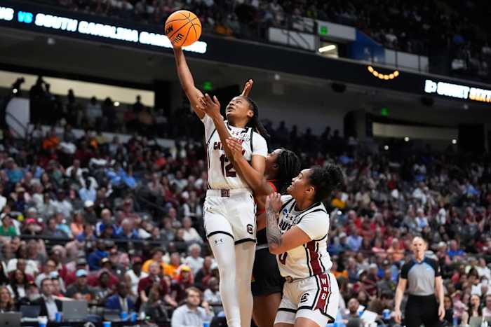 Milaysia Fulwiley reageert op tong-lashing door coach en leidt South Carolina naar de elite acht