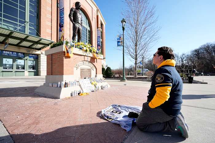 Milwaukee brengt hulde aan Bob Uecker in de eerste thuiswedstrijd van Brewers sinds zijn dood