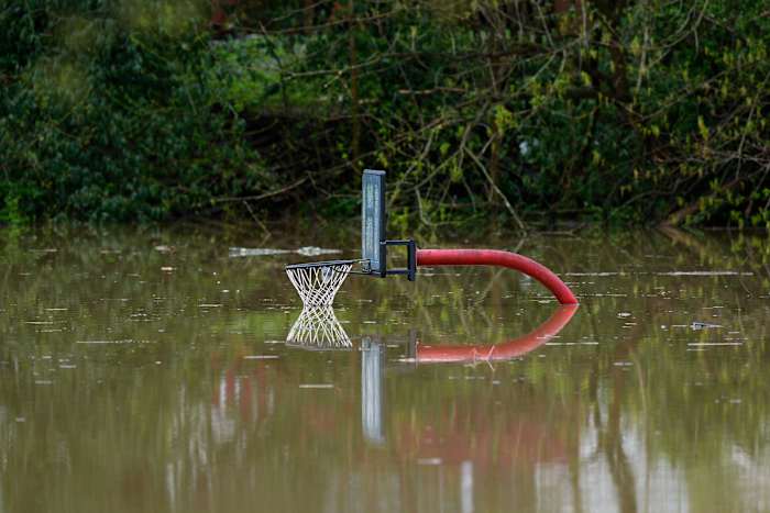 Minstens 16 doden in overstromingen en tornado's terwijl stormen ons in het zuiden en het Midwesten schrappen