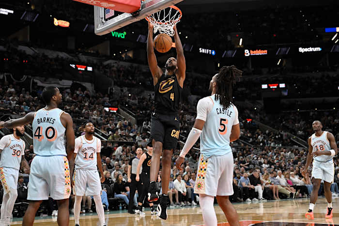 Mitchell, Mobley helpt Cavaliers om Spurs 114-113 te verslaan, dicht bij een spelletje SEALING EAST'S BESTE MARK