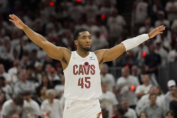 Mitchell scoort 30 punten, Cavaliers houden warmte 121-112 af om 2-0 voorsprong te nemen in NBA Playoff-serie