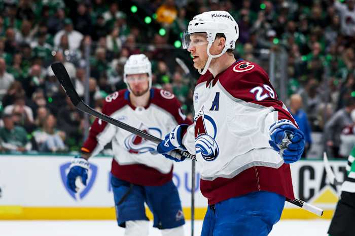 Nathan Mackinnon scores 2, helpt op een ander als Avalanche Open NHL Playoffs met 5-1 overwinning op sterren