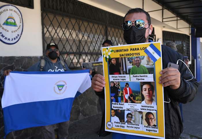 Nicaragua's optreden tegen de katholieke kerk verslechtert, zeggen ballingen en voorstanders van mensenrechten zeggen