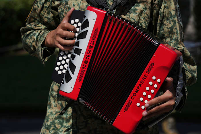 Ontmoet de Mexicaanse soldaat die probeert een muzikaal genre te vernieuwen dat beschuldigd wordt van verheerlijkende kartels