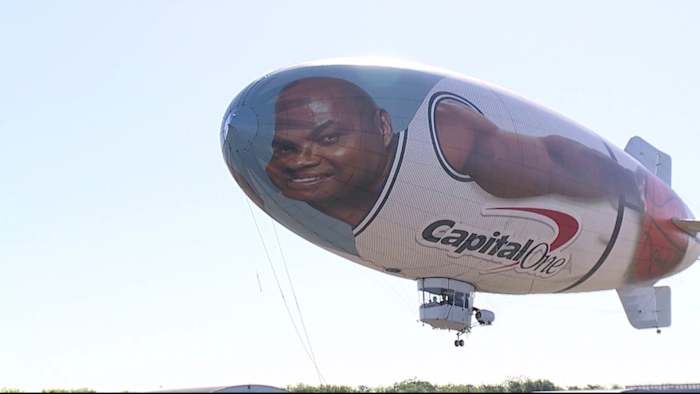 Ontmoet een van de piloten van de Charles Barkley en Magic Johnson Blimps Circling San Antonio tijdens Final Four