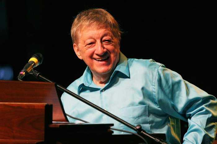 Op 89 speelt Fred Costello het orgel op de openingsdag in Rochester net zoals hij sinds 1977 heeft