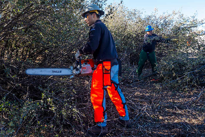 Op de hielen van een droge winter, brandweerlieden rond de Amerikaanse brace voor natuurbrandrisico's