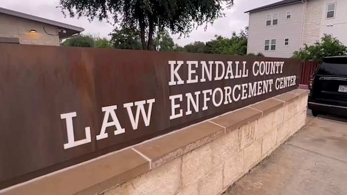 Oplichters die zich voordoen als de afgevaardigden van de sheriff, wat een snelheid waarschuwt in South Central Texas