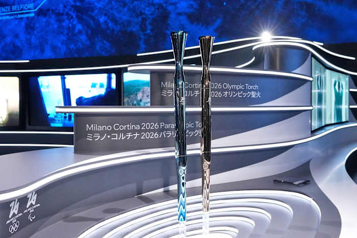 Organisatoren onthullen slanke metalen fakkels voor de Olympische Spelen van Milaan-Cortina en Paralympics