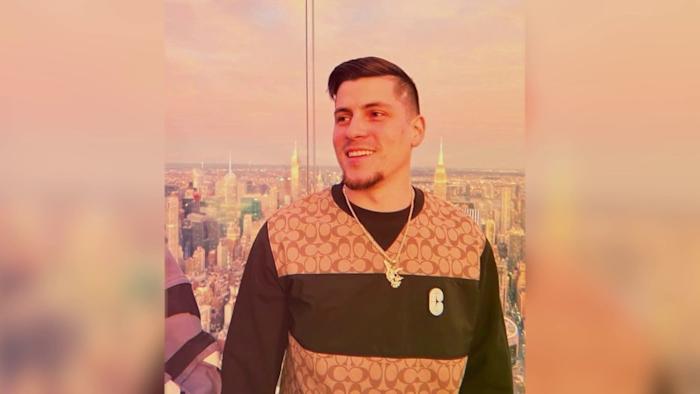 Oude vriend van telefoonreparatiewinkel medewerker gedood bij het fotograferen spreekt uit