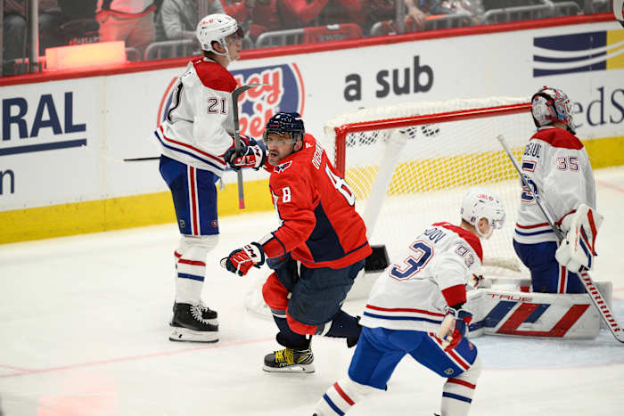 Ovechkin scoort zijn eerste play-off overurendoel terwijl de hoofdsteden de Canadiens met 3-2 verslaan in Game 1