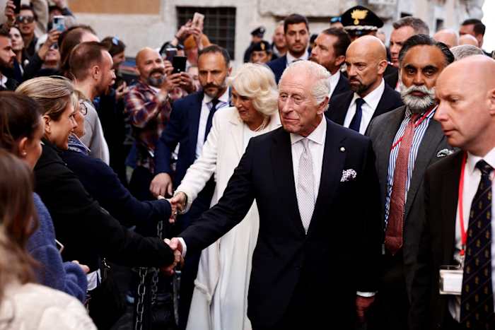 Paus Franciscus komt privé samen met koning Charles en koningin Camilla tijdens zijn Vaticaanse herstel