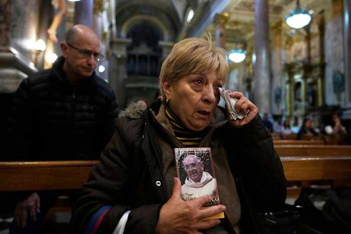 Paus Franciscus was een bron van controverse en spirituele leiding in zijn Argentijnse thuisland