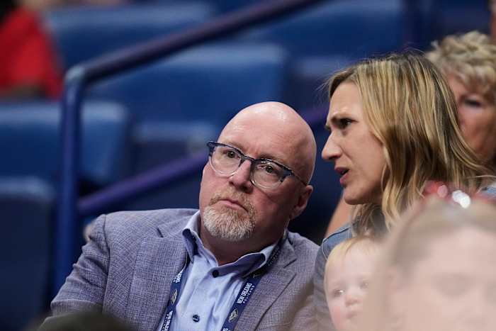 Pelikanen vuurbasketbaloperaties Chief David Griffin na een blessures met 21-61 seizoen