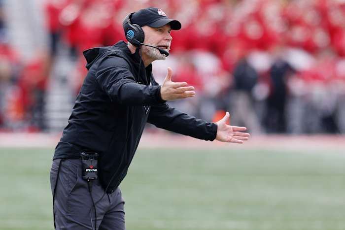 Penn State defensieve coördinator Jim Knowles die zich snel vestigt met de Nittany Lions