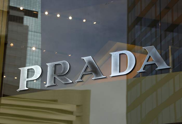 Prada stemt ermee in om rivaliserende modehuis Versace te kopen in een deal met een waarde van $ 1,4 miljard