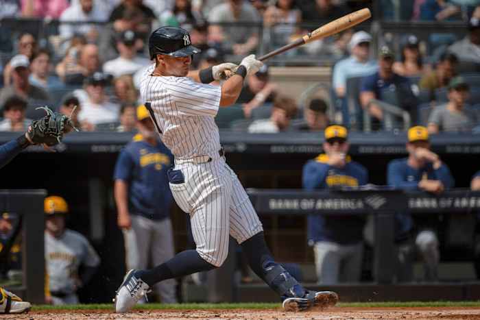 Rechter Homers 3 keer als Yanks diep op de eerste 3 worpen van Cortes gaan en 9 uur vs. Brewers raken