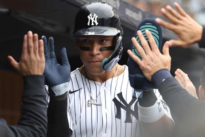 Rechter Homers opnieuw, Chisholm Jr. gaat tweemaal diep als Yanks Rout Brewers 12-3 om 3-game sweep te voltooien